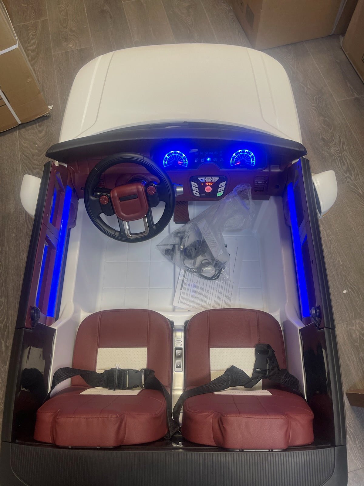 Range Rover HSE 4x4 2 Seater 12V Kids Ride On Car | Bluetooth + Digital Display + Phone App + Hydraulics - Baby Cars